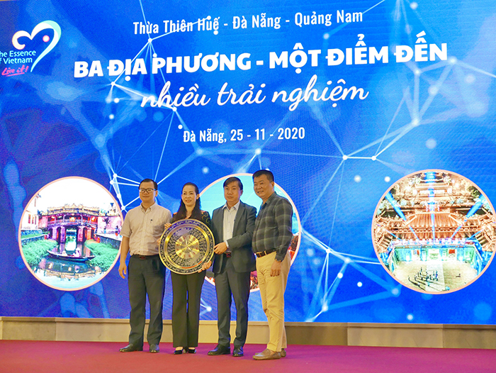 Đại diện CLB UNESCO tặng quà lưu niệm cho đại diện lãnh đạo 3 tỉnh Đà Nẵng, Quảng Nam và Thừa Thiên Huế
